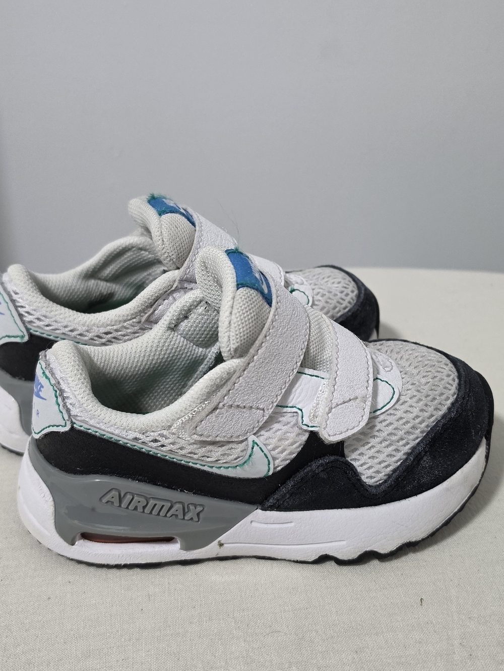 Nike AIR MAX SYSTM Double-Strap Trainers in White, Black & Grey with Mint Accent